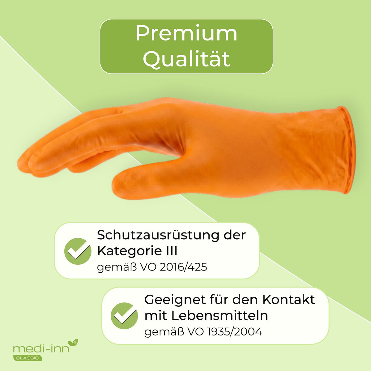 Seitliche Ansicht eines Medi-Inn Nitril Orange Einmalhandschuhs mit den Hinweisen: Premium Qualität, Schutzausrüstung der Kategorie III gemäß VO 2016/425, Geeignet für den Kontakt mit Lebensmitteln gemäß VO 1935/2004.