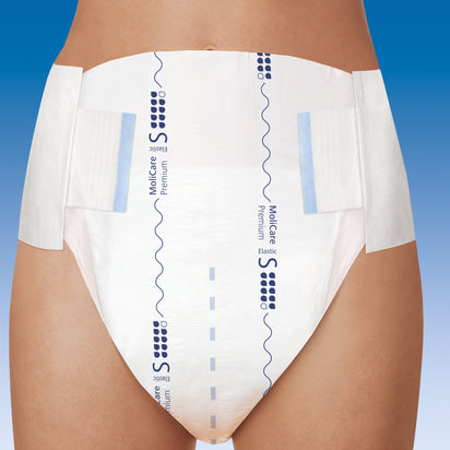 MoliCare Premium Elastic Inkontinenzwindel Größe S angelegt an der Hüfte, mit seitlichen Klettverschlüssen.