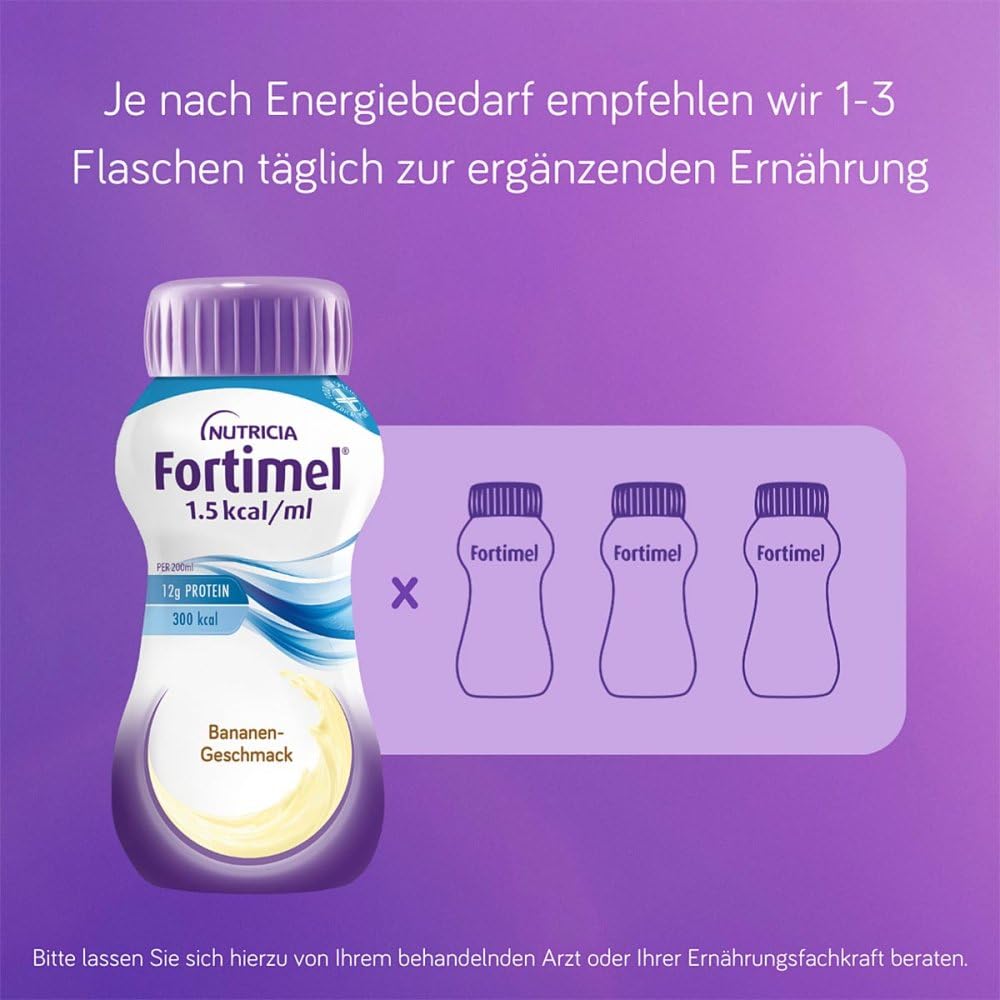 Fortimel 1.5 kcal/ml Banane vor lila Hintergrund mit Hinweis, je nach Energiebedarf 1 bis 3 Flaschen täglich zur ergänzenden Ernährung zu verwenden.