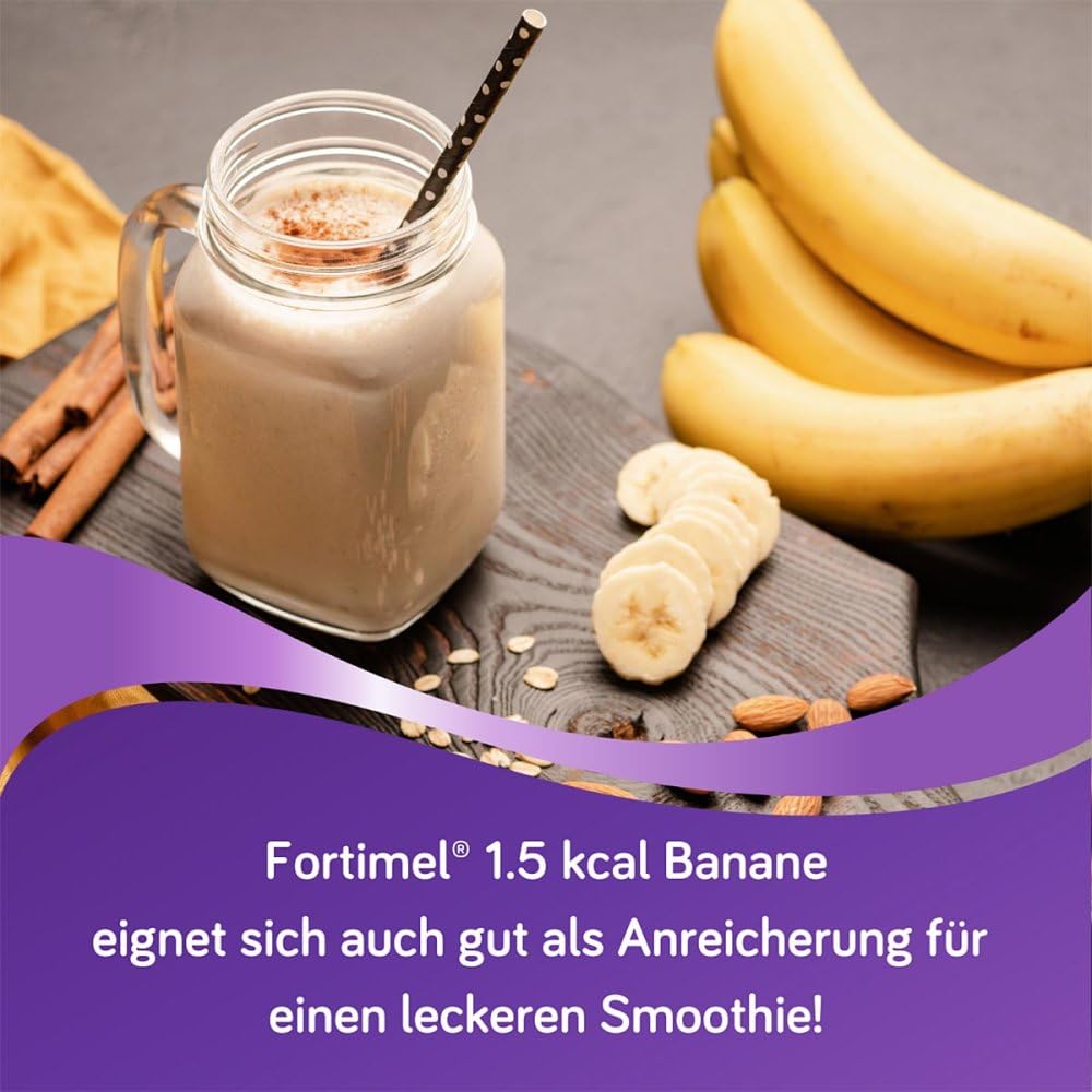 Glas mit Bananen-Smoothie neben frischen Bananen; Hinweis, dass Fortimel 1.5 kcal Banane auch zur Anreicherung eines Smoothies geeignet ist.