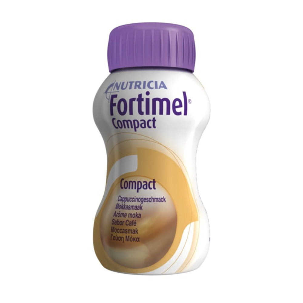 Ein Produktbild zeigt die Nutricia Fortimel Compact 2.4 Cappuccino-flasche. Die Flasche ist aus transparentem Kunststoff und hat ein hellbraunes Etikett mit weißen und goldenen Akzenten. Auf dem Etikett sind der Produktname "Fortimel Compact 2.4" sowie die Geschmacksrichtung "Cappuccino" deutlich abgebildet. Die Flasche steht auf einem hellen Hintergrund. Im oberen Bereich des Etiketts sind Nährwertangaben und Anweisungen zu finden.