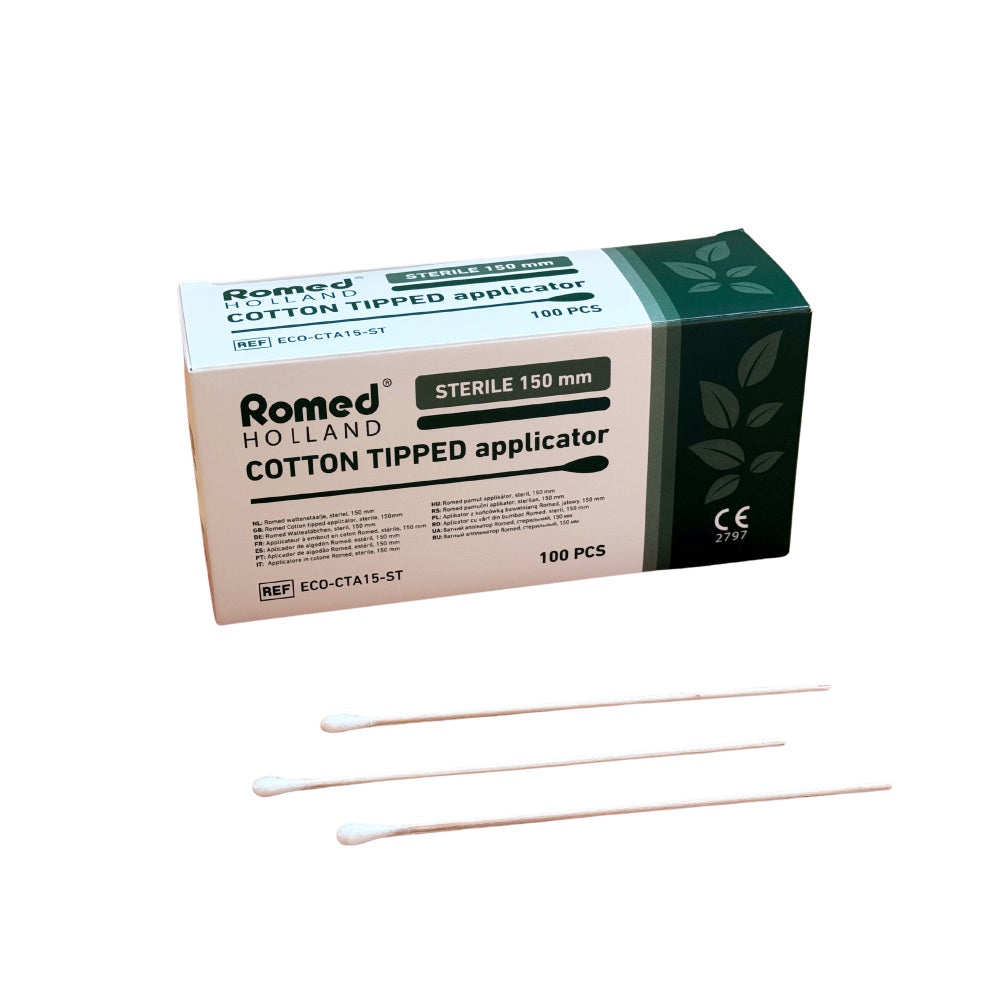 Frontalansicht einer Packung Romed Wattestäbchen 1-Kopf steril. Daneben liegend: drei ausgepackte Wattestäbchen.