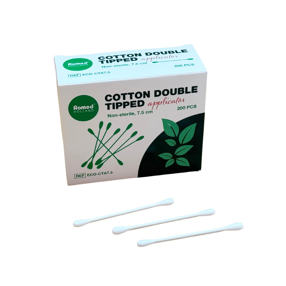 Frontalansicht einer Packung Romed Wattestäbchen mit zwei Köpfen. Davor liegend: drei einzeln entnommene Wattestäbchen.