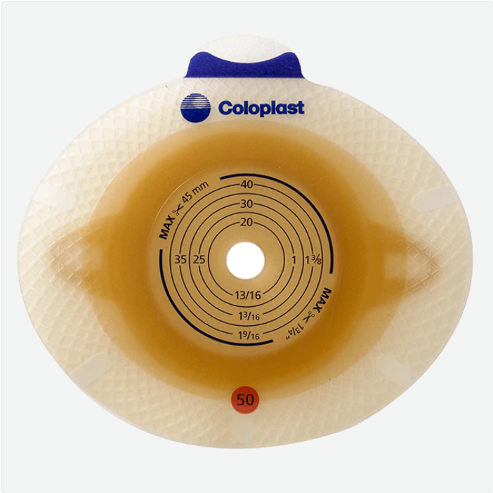 Bildbeschreibung eines Sensura Basisplatte Produkts: Die Abbildung zeigt eine runde Stoma-Basisplatte mit einem Durchmesser von 50 mm. Sie ist in einem hellen Hautfarbton gehalten und besitzt eine glatte, flexible Oberfläche. Im Zentrum der Basisplatte befindet sich ein ovales Loch, das für den Anschluss an den Stomaanlage vorgesehen ist. Am Rand der Basisplatte verlaufen Klebeflächen zur Befestigung auf der Haut.