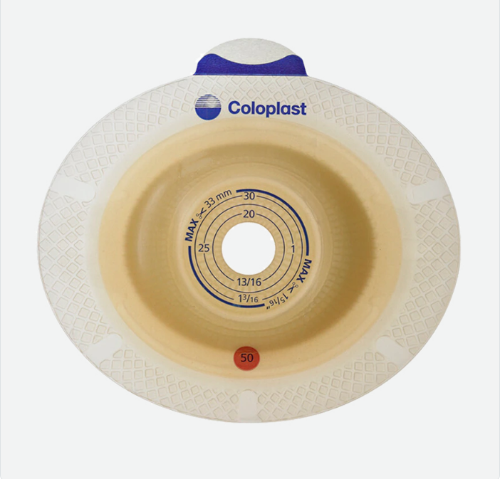 Alt-Text: Produktbild der Sensura Basisplatte 11011, eine konvexe Hautschutzplatte mit einem Durchmesser von 40 mm und einer Stärke von 15 bis 23 mm. Die Basisplatte ist in einer neutralen, hautfarbenen Ausführung dargestellt und zentriert auf einem weißen Hintergrund. Ihr Design ist oval mit einem abgerundeten Rand für eine bequeme Anwendung.