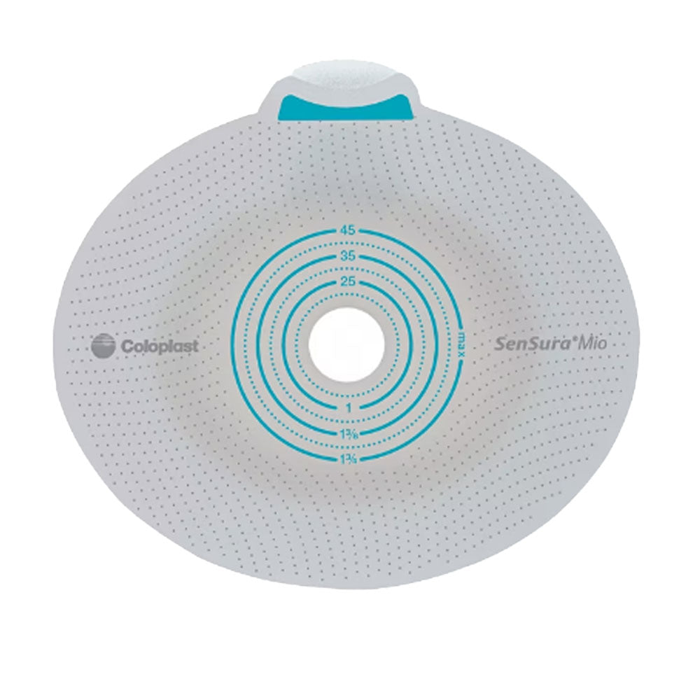Abgebildet ist eine Sensura Mio Flex Basisplatte, die für die Verwendung mit Stomaanlagen konzipiert ist. Die Platte hat eine ovale Form mit einer glatten, hautfreundlichen Oberfläche in einem sanften Beigeton. Die mittige Öffnung ist oval und ermöglicht eine einfache Anpassung an die Bedürfnisse des Benutzers. Um die Öffnung herum befinden sich Klebeflächen, die für eine sichere Anbringung an der Haut sorgen.