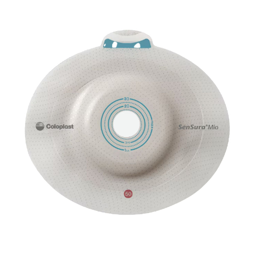 Sensura Mio Flex Basisplatte, medizinisches Produkt zur Stomapflege, abgebildet auf weißem Hintergrund. Die flat (flachen) Basisplatte zeigt eine ovale Form mit einer leicht erhabenen Mitte. Die Rückseite ist mit einem hypoallergenen Kleber versehen, der eine sichere Haftung auf der Haut gewährleistet. Die Oberfläche hat eine matte Textur. Der Rand der Platte ist sanft abgerundet, um Komfort und Anpassungsfähigkeit zu bieten.