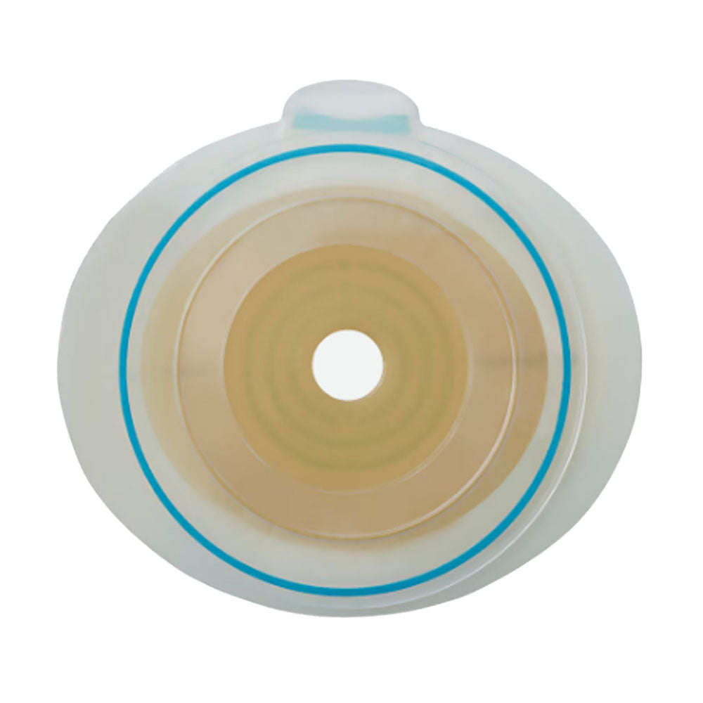 Diese Bild zeigt die Sensura Mio Flex Basisplatte, eine innovative Stoma-Basisplatte in einer neutralen, hautfarbenen Ausführung. Die Basisplatte hat eine weiche, anpassungsfähige Oberfläche, die sich sanft an die Haut schmiegt, und ein zentrales Loch, das für Stoma-Anpassungen dient. Die Kanten der Platte sind leicht abgerundet, um Komfort zu bieten. Sie ist für einen sicheren Sitz und optimale Bewegungsfreiheit konzipiert. Im Hintergrund ist ein leicht abgedunkelter Bereich, der das Produkt hervorhebt.