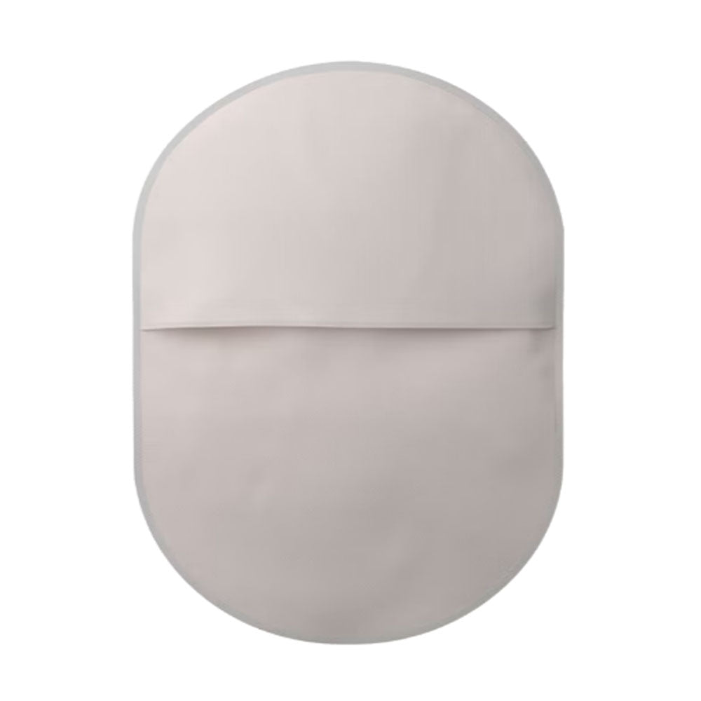 Ein Sensura Mio Kolostomiebeutel ist auf dem Bild zu sehen. Der Beutel hat eine ovale Form mit einem transparenten, glatten Material und einem hautfreundlichen Rand. Die obere Öffnung ist mit einem Klebestreifen versehen, der eine sichere Befestigung am Körper ermöglicht. Der Beutel ist mit einem einfachen, modernen Design gehalten, das in sanften Farben gehalten ist. Auf der Vorderseite ist keine zusätzliche grafische Gestaltung oder Text zu sehen.