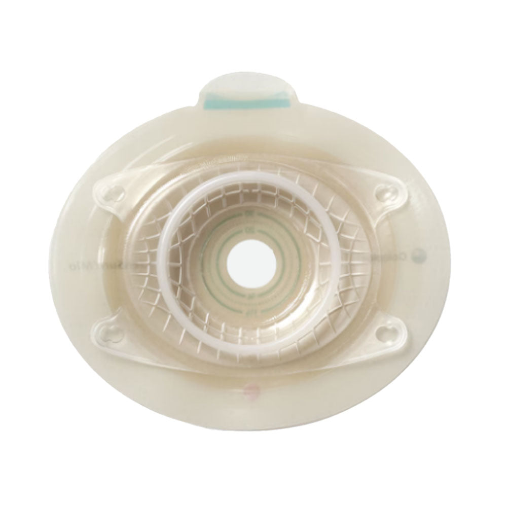 Weißes, runde Basisplatte für ein ostomisches Hilfsmittel mit einer Konvexform, entworfen für sicheren Sitz und optimalen Halt auf dem Bauch. Die Oberfläche ist glatt und leicht glänzend, mit einem praktischen Klicksystem, das eine einfache Handhabung ermöglicht. Umgeben von einem farblich abgesetzten Rand, der zusätzlichen Komfort bieten soll. Die Platte bietet eine selbstklebende Rückseite, die eine zuverlässige Abdichtung gewährleistet.