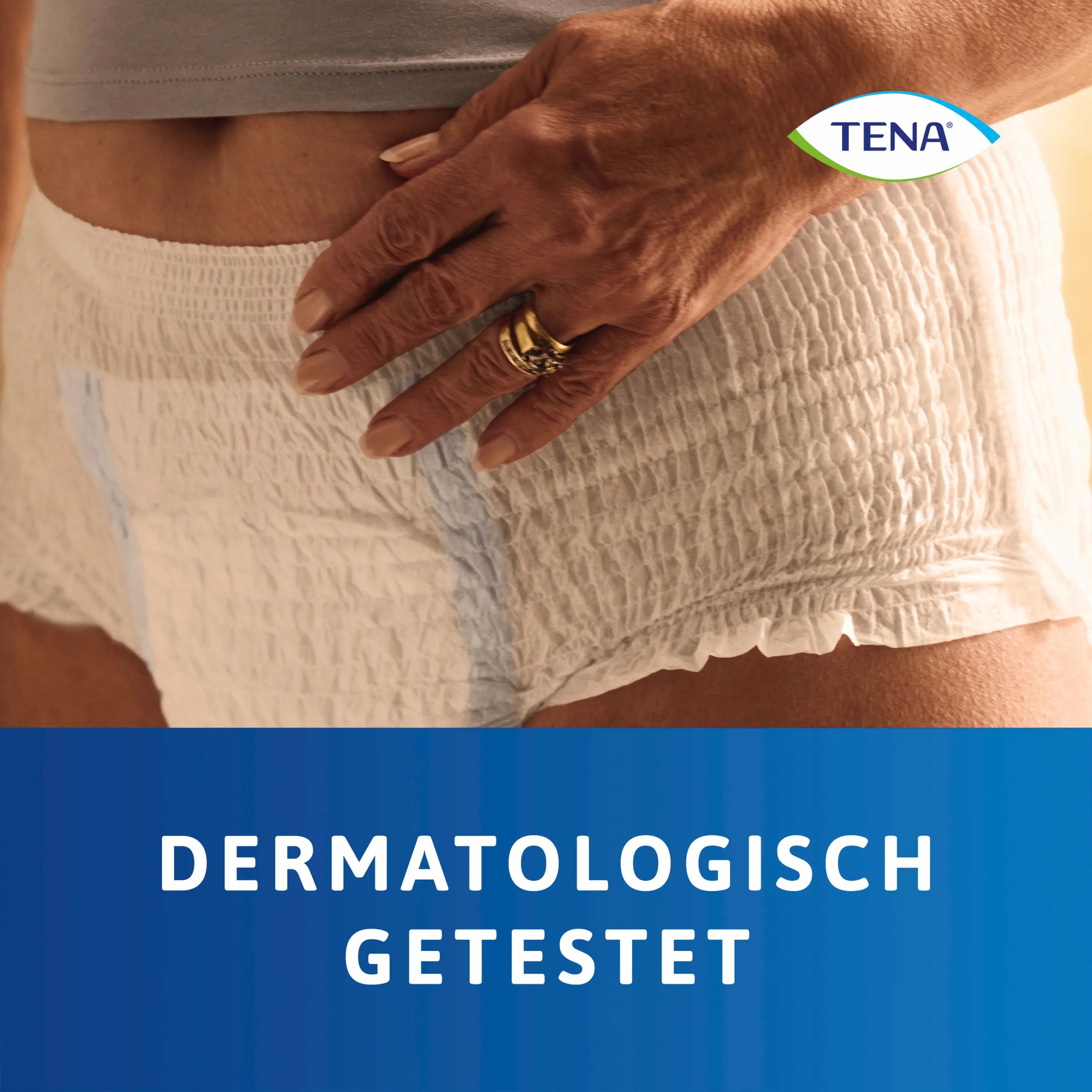 Frontalansicht einer angezogenen Tena Pants Plus Medium Inkontinenzhose mit dem Hinweis: Dermatologisch getestet.