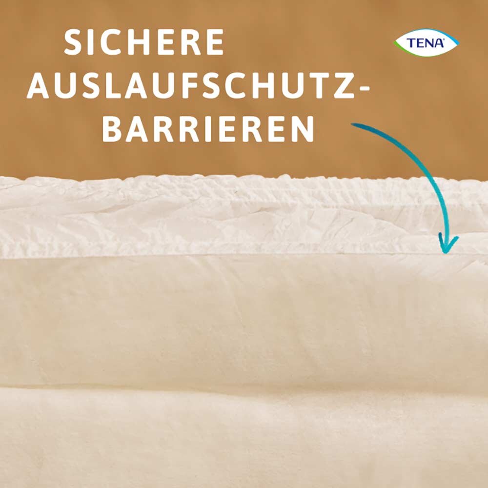 Produktbild eines TENA ProSkin Pants Super S, einer anatomisch geformten Inkontinenzhose für Erwachsene. Die Hose ist in hellem Blau und Weiß gehalten und zeigt eine weiche, elastische Bund- und Beinöffnung für hohen Komfort. Auf der Vorderseite ist das TENA-Logo deutlich sichtbar. Die Verpackung präsentiert mehrere Produkte zusammen, wobei eine Packung ungeöffnet und eine teilweise sichtbar ist. Im Hintergrund ist ein neutraler, heller Farbton zu sehen, der den Fokus auf die Produkte lenkt.