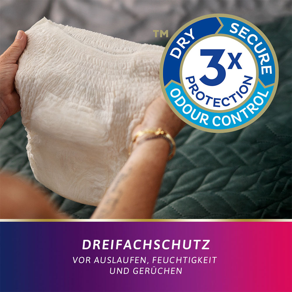 Nahaufnahme einer in den Händen gehaltenen Tena Silhouette Plus Creme Inkontinenzhose mit dem Hinweis auf Dreifachschutz vor Auslaufen, Feuchtigkeit und Gerüchen.